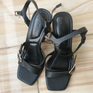 Chaussures à talons carrés et bride incurvée coupe large