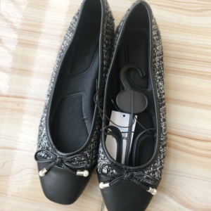 Escarpins cloutés à bout carré