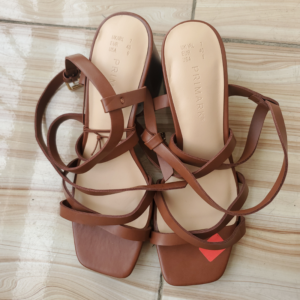 Chaussures à talons carrés et bride incurvée coupe large